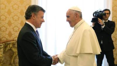 El papa Francisco (d) conversa con el presidente de Colombia, Juan Manuel Santos, durante una audiencia privada en el Vaticano. EFE/Archivo
