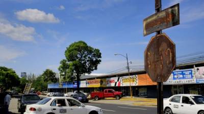 En el barrio Las Acacias hay varias señales verticales que ya cumplieron su tiempo útil. Fotos: Melvin Cubas