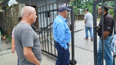 Familiares del conductor llegaron ayer a Medicina Forense.