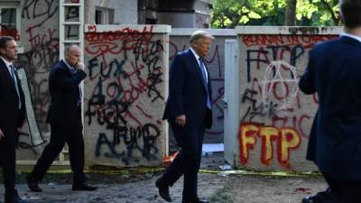 La policía estadounidense lanzó gases lacrimógenos contra los manifestantes que protestaban frente a la Casa Blanca para dispersarlos y así lograr que el presidente Donald Trump lograra caminar desde la residencia presidencial hasta una iglesia que fue vandalizada anoche.