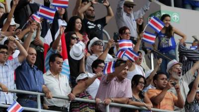 Los costarricenses en el Estadio Nacional de San José se mostraron entusiasmados con la llegada de Solís a la presidencia.