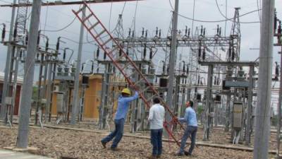 Cuadrillas de la Empresa Energía Honduras revisan líneas eléctricas.