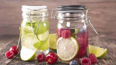 El limón puede usarlo de base para acompañar estas aguas con sabores.