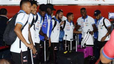 Jugadores de la Selección de Honduras en el aeropuerto Ramón Villeda Morales de San Pedro Sula antes de viajar a Barcelona, España. Foto Neptalí Romero