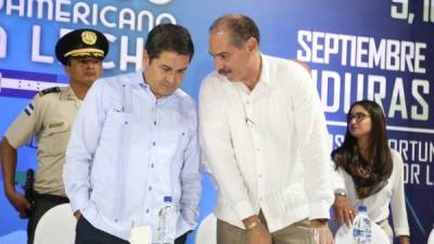 El presidente Hernández con Jacobo Paz, titular de la SAG. Fotos: Franklyn Muñoz