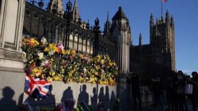 Los arreglos florales se acumulan en el lugar donde se llevó a cabo el ataque. Foto: AFP