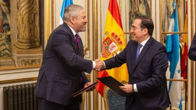El canciller de Honduras, Enrique Reina, y el ministro español de Exteriores, José Manuel Albares.