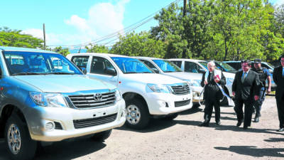 El padre Antonio Quetglas bendijo los 105 carros asignados al Poder Judicial, acompañado por el presidente de la Corte Suprema, Jorge Rivera Avilés.