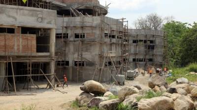 La construcción de los edificios del complejo médico de la Unah-vs están tomando forma con el paso del tiempo.