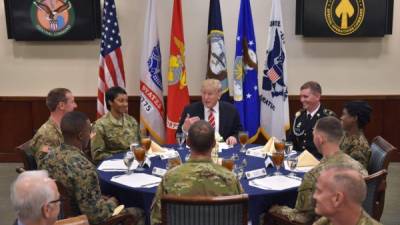 Trump visitó el lunes el centro neurálgico de la lucha contra el Estado Islámico.