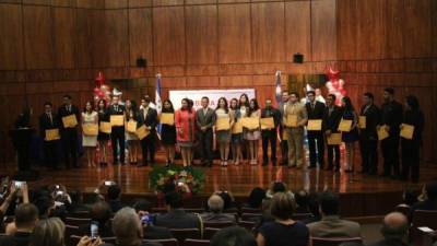 Ayer la Primera Dama, Ana de Hernández y el embajador de China-Taiwán en Honduras, Joseph Kuo entregaron las becas.