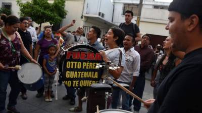 La Fiscalía de Guatemala presentó este lunes una grabación telefónica del presidente Otto Pérez con el detenido exjefe del ente recaudador de impuestos, a quien pide cambios en la entidad, epicentro de un escándalo de corrupción que tiene al gobierno sumido en una crisis.