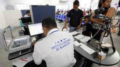 Ayer, decenas de personas esperaban a que les entregaran el pasaporte en las oficinas de la capital.