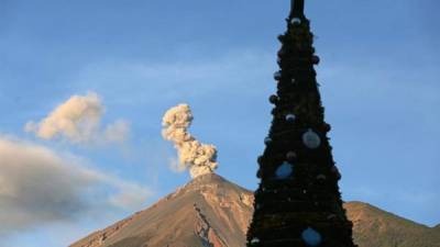 Fotografía del volcán de Fuego (i) y el volcán de Acatenango (d) el 4 de enero de 2017. EFE