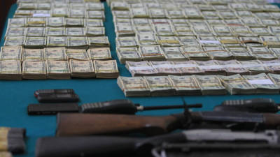 Los agentes policiales decomisaron el dinero, armas y celulares.