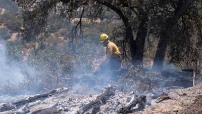 Más de 2,500 bomberos luchan contra el gigantesco incendio en el oeste de EEUU.