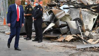 El presidente estadounidense, Donald Trump, inspeccionó este martes la destrucción causada en Kenosha (Wisconsin) por las violentas protestas raciales desatadas tras el ataque de la policía a un afroamericano en esa ciudad.