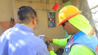 El ministro de Energía, Erick Tejada, supervisa un operativo de revisión de contadores. Foto: Melvin Cubas.