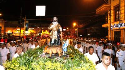 Una valla humana custodió la imagen del santo patrón que recorrió toda la avenida San Isidro de esta ciudad.