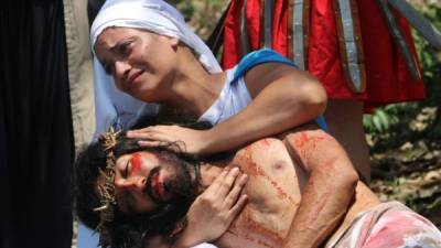 Miles de feligreses revivieron el martirio de Jesús camino al Gólgota. Fotos: Edward Fernández y AFP