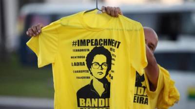 Un hombre muestra camisetas con mensajes contra el Gobierno de Dilma Rousseff. EFE