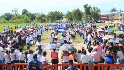 La participación en la actividad fue masiva. Las bandas de guerra y cuadros de danza deleitaron. Foto: Jorge Monzón