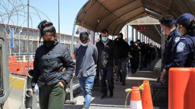 Migrantes centroamericanos son regresados a territorio mexicano por autoridades estadounidenses el 11 de junio de 2021, en el Puente Internacional Paso del Norte, en Ciudad Juárez, Chihuahua (México). Foto: EFE