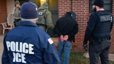 El mega operativo de ICE incluyó a un centenar de agentes que evitaron que los indocumentados escaparan./ICE.