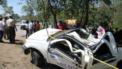 El fuerte impacto del vehículo con un árbol dejó el vehículo casi destruido.