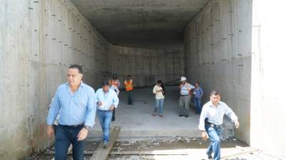 El alcalde Armando Calidonio supervisó los avances de la obra en construcción y recorrió el túnel . Foto CRISTINA SANTOS