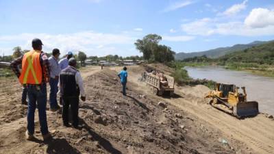 Maquinaria contratada por la CCIVS construye una escollera de piedra. Foto:Franklyn Muñoz