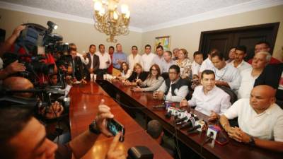 Después de la reunión entre Elvin Santos y al menos 20 alcaldes liberales dieron conferencia de prensa en horas de la tarde. Había mucho optimismo.