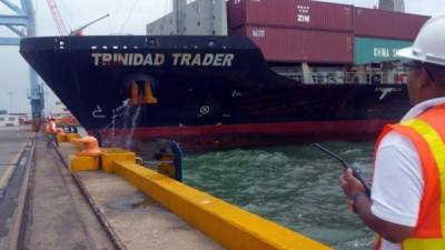 El barco no causó daños significativos en el muelle.