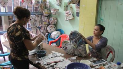 Las mujeres están recibiendo un curso básico de piñatería gracias a la Municipalidad sampedrana.