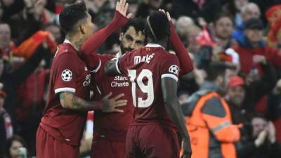 Jugadores del Liverpool celebrando un gol contra la Roma.