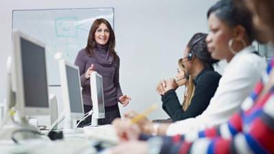 Los reclutadores son dos veces más propensos a contratar a un hombre para puestos de liderazgo que a una mujer igualmente calificada.