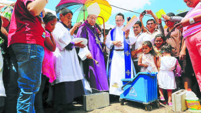 El cardenal Óscar Rodríguez bendijo la obra que llevará la palabra de Dios.