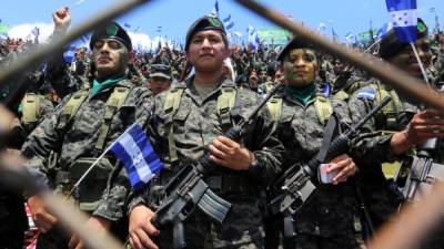 Integrantes del Ejército hondureño en el Estadio Nacional de Tegucigalpa.