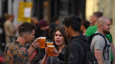 Varios pubs tuvieron que cerrar sus puertas ante el masivo flujo de clientes. AFP