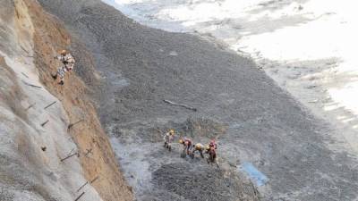 Al menos 26 personas murieron y otras 170 siguen este lunes desaparecidas en el norte de India, tras la rotura de un glaciar del Himalaya, que provocó una avalancha y una devastadora inundación.