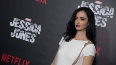 ‘Jessica Jones’ llega con 13 episodios de una hora cada uno, con la historia de una mujer con superpoderes que resuelve renegar de ellos y comenzar una vida como detective.