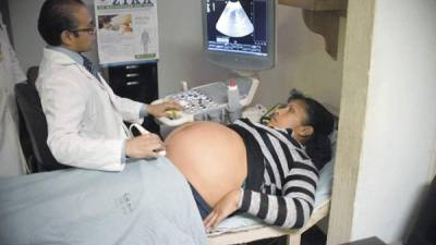Muchas centroamericanas embarazadas con esta enfermedad. Esta mujer se le realiza un ultrasonido en el Instituto Guatemalteco de Seguridad Social. AFP.