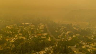 Una densa nube de humo y neblina cubre Los Ángeles por los incendios forestales que se acercan peligrosamente a la metrópoli./AFP.