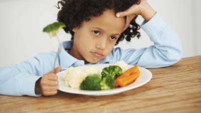 Los niños pueden presentar problemas para comer comida sana.