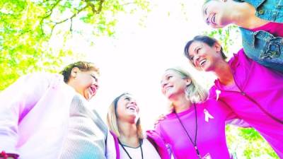 Si hay cáncer de mama en la familia, desde muy joven se debe acudir con un especialista para una revisión periódica cada seis meses.