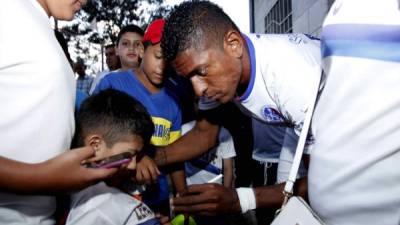 Carlo Costly firmó autógrafos en Lepaera. Foto Neptalí Romero