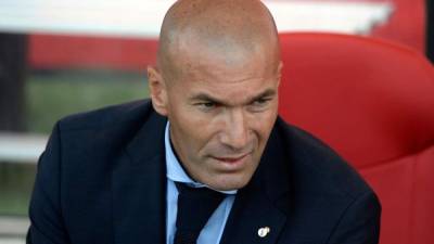 Real Madrid's French coach Zinedine Zidane looks on during the Spanish league football match Girona FC vs Real Madrid CF at the Municipal de Montilivi stadium in Girona on October 29, 2017. / AFP PHOTO / Josep LAGO