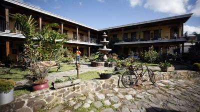 En Casa Encantada, un hotel de la ciudad, puede encontrar una mezcla de ambiente rústico y colonial. Desde las amplias terrazas se aprecia el hermoso jardín. Sus habitaciones combinan la inspiración de un diseño rural y urbano. Modelos de autos clásicos son algunas atracciones en el hotel Casa Encantada.