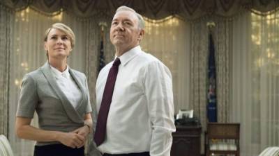 Robin Wright y Kevin Spacey en la serie televisiva.