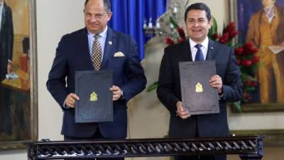 El presidente de Costa Rica, Luis Guillermo Solís, firmó en público una declaración conjunta con el presidente Juan Orlando Hernández.